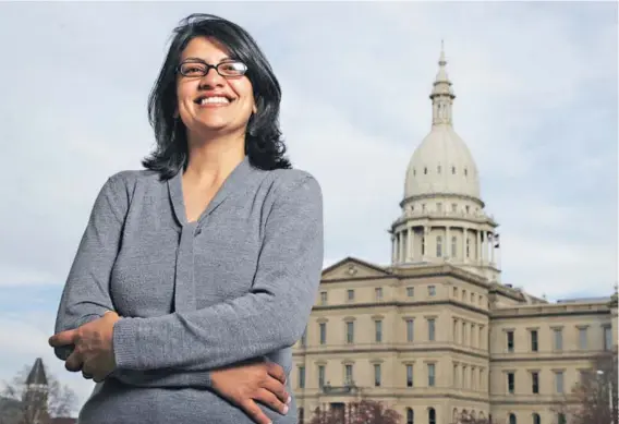  ??  ?? ► Rashida Tlaib afuera del Capitolio en Michigan.