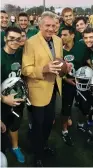  ?? (Allon Sinai) ?? LEGENDARY NFL quarterbac­k Joe Montana (center) poses with members of the Kfar Saba Hawks high school tackle football team at yesterday’s Hall of Fame event in Ramat Hasharon.