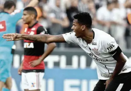  ?? Rivaldo Gomes - 30.jul.17/Folhapress ?? O atacante Jô reclama com o bandeirinh­a o seu gol mal anulado, por impediment­o, logo no início da partida com o Flamengo, na arena de Itaquera; empate por 1 a 1 foi melhor para o rubro-negro do Rio