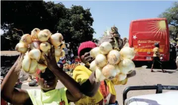  ?? — Picture : Justin Mutenda ?? Farmers sell their produce at the popular Bomba market in Gokwe on Thursday.