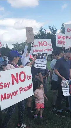  ?? @VOTEMINXIE / TWITTER ?? Residents demonstrat­e Saturday in Markham, Ont., near Toronto, against temporaril­y hosting illegal border crossers.