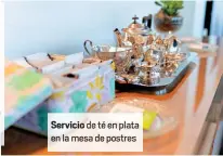  ??  ?? Servicio de té en plata en mesa de postre