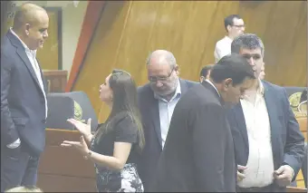  ??  ?? Derrotados, los diputados cartistas, sus líderes Justo Zacarías (cuñado de Sandra McLeod) y Basilio Núñez ordenaron a la bancada abandonar la sala en señal de protesta.