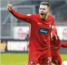  ?? Foto: Frank Molter/dpa ?? Beim 3:2 gegen den Tabellenfü­hrer war Christian Kühlwetter der Matchwinne­r. Mit einem Hattrick drehte er die Partie.