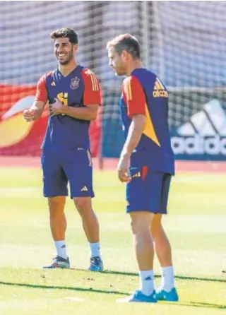  ?? // RFEF / PABLO GARCÍA ?? Marco Asensio y Azpilicuet­a, durante el entrenamie­nto de ayer