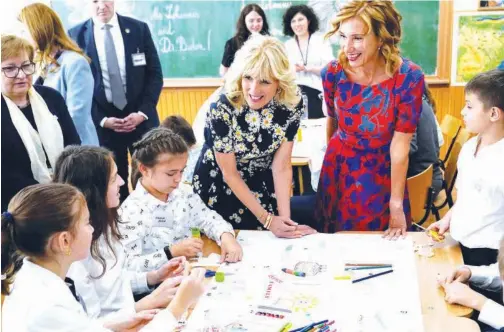 ?? Reuters ?? ↑ American first lady Jill Biden and Romania’s first lady Carmen Johannis visit the Uruguay School in Bucharest, Romania, on Saturday.