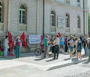  ??  ?? Presidio
Circa cinquanta lavoratori di Trentino digitale hanno scioperato davanti alla Provincia ieri mattina