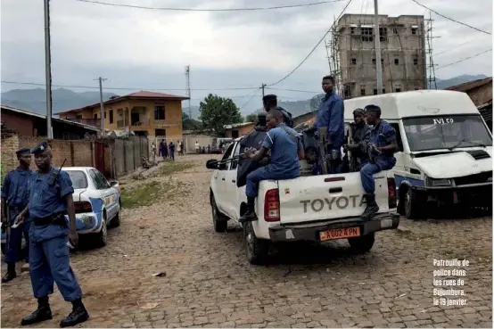  ??  ?? Patrouille de police dans les rues de Bujumbura, le 19 janvier.