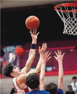  ?? CHANCEY BUSH/JOURNAL ?? Rio Grande’s Santiago Gonzalez, left, drives to the basket during Tuesday night’s game against Los Lunas. Gonzalez had 26 points in the Ravens’ 64-46 victory.