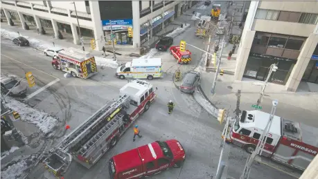  ?? DAX MELMER ?? Windsor fire vehicles block the intersecti­on of Pelissier Street and Park Street West on Wednesday as emergency crews address an electrical issue at the Royal Windsor Terrace building on Wednesday. Fire officials said that a woman was injured as she was evacuating the building.