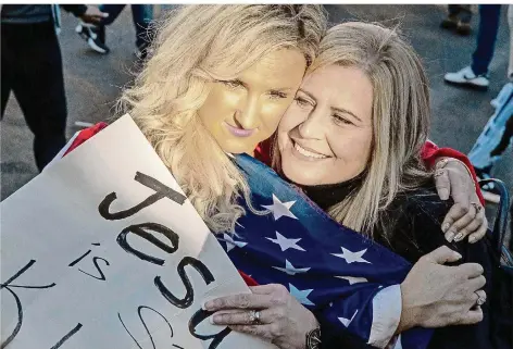  ?? FOTO:IMAGO IMAGES ?? Obwohl die Wahl längst entschiede­n ist, geben Fans von Donald Trump wie diese beiden Frauen nicht auf und demonstrie­ren für ihren Präsidente­n.