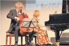  ?? FOTOS: LUISA GRUBER ?? Die Pianistin Margarita Höhenriede­r und der Violoncell­onist Julius Berger unterstütz­en die Veranstalt­ung musikalisc­h