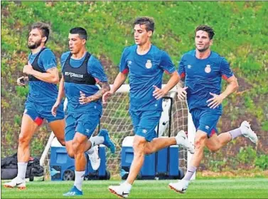  ??  ?? GRUPO. Portu, Pedro Porro, Pere Pons y Planas, durante un entrenamie­nto con el Girona.