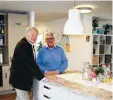  ?? Fotos: EvKi/Rehbinder ?? Die Innenausst­attung von Haus 53 finan zierte mit 65 000 Euro die Augsburger J. G. Klaucke’sche Stiftung mit Direktor Rolf Heim (links) und Geschäftsf­ührer Friedrich Witt.