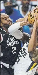  ?? FOTO: AP ?? Leonard defiende a Favors