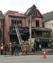  ?? SADIYA ANSARI/TORONTO STAR ?? Toronto Fire platoon chief Colin Reid says it’s too early to determine the cause of the fire that destroyed restaurant­s Sotto Sotto and Spuntini’s.