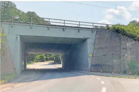  ?? FOTO: MICHAEL KIPP ?? Die Durchfahrt unter der Brücke am Bahnhof in Quierschie­d wird von der Bahn mehrere Monate gesperrt.