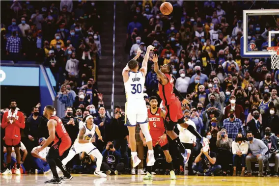  ?? Santiago Mejia / The Chronicle ?? Warriors guard Stephen Curry, who has been going through a shooting slump, makes the game-winning, buzzer-beating shot against the Rockets on Friday.