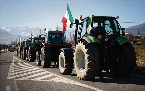  ?? (CUNEO, 31 JANVIER 2024/MARCO BERTORELLO/AFP) ?? Une colonne de tracteurs lors d’une manifestat­ion des agriculteu­rs dans le Piémont.
