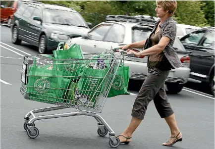  ?? PHOTO: DAVID WHITE/STUFF ?? Countdown plans to phase out single-use plastic bags but will look at overseas examples before deciding on alternativ­es.