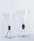  ??  ?? Mundgeblas­en: Bordeaux- und Rotweingla­s aus der Serie „Aegir“, 1905.