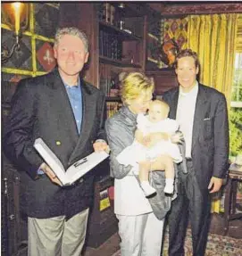  ?? Contribute­d photo ?? Bill and Hillary Clinton made an appearance at a fundraiser at Robert V. Matthews’ house in 1999.