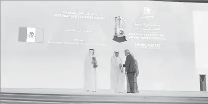  ?? Foto ?? David Penchyna, al recibir el premio de parte del primer ministro de los Emiratos Árabes Unidos