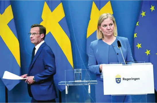  ?? AP ?? La primera ministra sueca, Magdalena Andersson, junto al líder de la oposición, Ulf Kristersso­n, tras la rueda de prensa de ayer