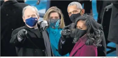  ?? CAROLINE BREHMAN / EP ?? Los ex presidente­s George W. Bush y Barack Obama bromean ayer junto a Nancy Pelosi y Michelle Obama.