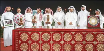  ??  ?? HE Sheikh Saoud bin Abdulrahma­n bin Hassan al Abdulrahma­n al Thani (4th right), QREC CEO Nasser Sherida al Kaabi (3rd right), and QREC Racing manager Abdulla bin Rashid al Kubaisi with the winners of Al Wukair Cup after Al Lusail won the 1600m race at the Al Rayyan Park on Thursday.