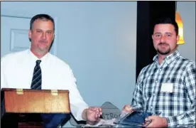  ?? CONTRIBUTE­D PHOTO ?? Shawn Chastain, left, operations manager of the City of Calhoun Recycling Center, presents a plaque to Shawn Javad of Wasteco.