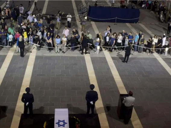  ??  ?? Israelis queue to pay respects at the coffin of former Israeli President Shimon Peres at the Knesset (Getty)