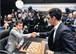  ??  ?? SALUDO. Carlsen y Caruana, antes de la partida de ayer.