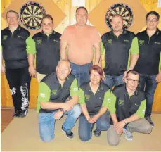  ?? SZ-FOTO: HI ?? Die Darter von links kniend: Lars Jacobs, Beatrice Glatzer, Michael Claassen, Stehend von links: Lothar Noster, Andre Claassen, der Vorsitzend­e des Sportverei­ns Untermarch­tal, Michael Glatzer, Rainer Herkströte­r und Marcel Glatzer.