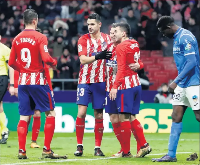  ??  ?? ALEGRÍA. Vitolo y Correa abrazan a Gameiro tras el gol del delantero francés. Fernando Torres acude a felicitar a su compañero.