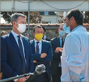  ??  ?? Olivier Véran (à g.) visite un centre de dépistage de l’ARS Ile-de-France.