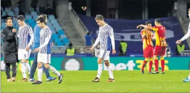  ??  ?? DESOLADOS. Zubeldia, Juanmi y Canales abandonan Anoeta cabizbajos tras caer ante el Lleida por 2-3.