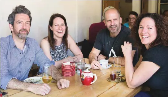  ?? ANNIK MH DE CARUFEL LE DEVOIR ?? Les fondateurs du Petit Théâtre du Nord: Luc Bourgeois, Louise Cardinal, Sébastien Gauthier et Mélanie St-Laurent