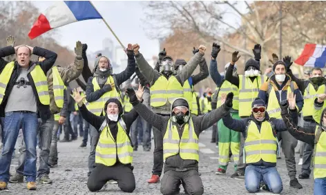  ??  ?? Manifestan­tes gritan consignas cerca del Arco del Triunfo, en París. La policía disparó gases lacrimógen­os y cañones de agua contra los chalecos amarillos, ayer.