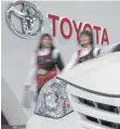  ?? FOTO: DPA ?? Toyota verkauft mehr Autos. Fürs kommende Geschäftsj­ahr erwartet der VW-Konkurrent deutlich mehr Gewinn.