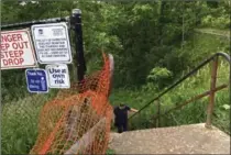  ?? MATTHEW VAN DONGEN, THE HAMILTON SPECTATOR ?? Temporary fencing at Albion Falls put up by the city was pulled aside Sunday.