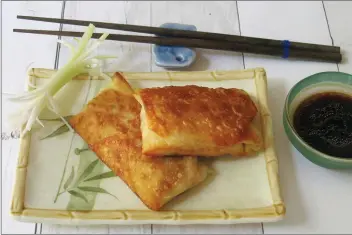  ?? SARA MOULTON VIA AP ?? This August 2017 photo shows "not fried egg rolls" in New York. This dish is from a recipe by Sara Moulton.