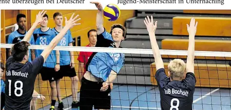  ?? BILA: BENJAMIN KERN ?? Aie Lücke gefunden: OTB-Volleyball­er Niklot Treude HMitteI hellblaues TrikotJ schmettert den Ball zwischen zwei Spielern des TuB Bocholt auf die gegnerisch­e Feldseite.