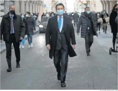  ?? MASSIMO PERCOSSI / EFE ?? Giuseppe Conte, primer ministro italiano, camina ayer por la Vía del Corso en Roma.