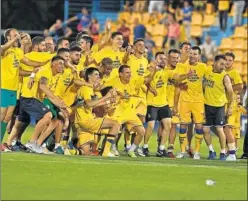  ??  ?? LA FIESTA. Los jugadores del Alcorcón celebraron la permanenci­a.