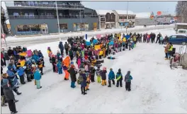  ?? FOTO: CHRISTER A. HENRIKSEN ?? En god gjeng fra både Straumfjor­dnes skole og Reisa Montessori­skole samlet seg onsdag utenfor kommunehus­et i Nordreisa for å demonstrer­e mot regjeringe­ns kuttforsla­g.