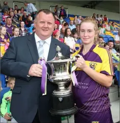  ??  ?? Shauna Sinnott receives the cup from Pat Martin (Chairman).