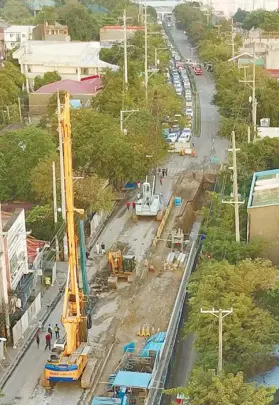  ?? SUNSTAR FOTO / ALAN TANGCAWAN ?? WORK IN PROGRESS. Heavy traffic builds up on the southbound lane of N. Bacalso Ave. approachin­g the underpass project at the corner of F. Llamas St.