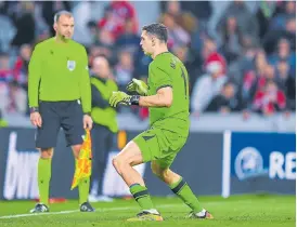  ?? ?? El baile del festejo ante Lille y el buzo mostrado a la gente: Martínez, provocador, tuvo otro duelo con los hinchas franceses