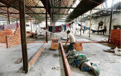  ?? Rivaldo Gomes/folhapress ?? Homem ergue paredes em galpão da antiga fábrica de tecidos Labor, na rua da Mooca (zona leste de SP); imóvel de 16.000 m2 é tombado por órgãos de defesa e preservaçã­o do patrimônio estadual e municipal